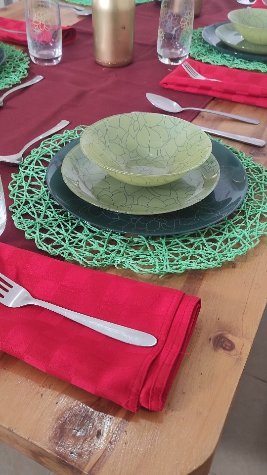Ready for the holidays.
Dinner set from @luminarc_kenya (#AD)
Green placemats MRPHome
Red cloth napkins, Kenyan Linen Drapers along Biashara street
Gold bottles , old DIY project

Table runner came with the dinning table.